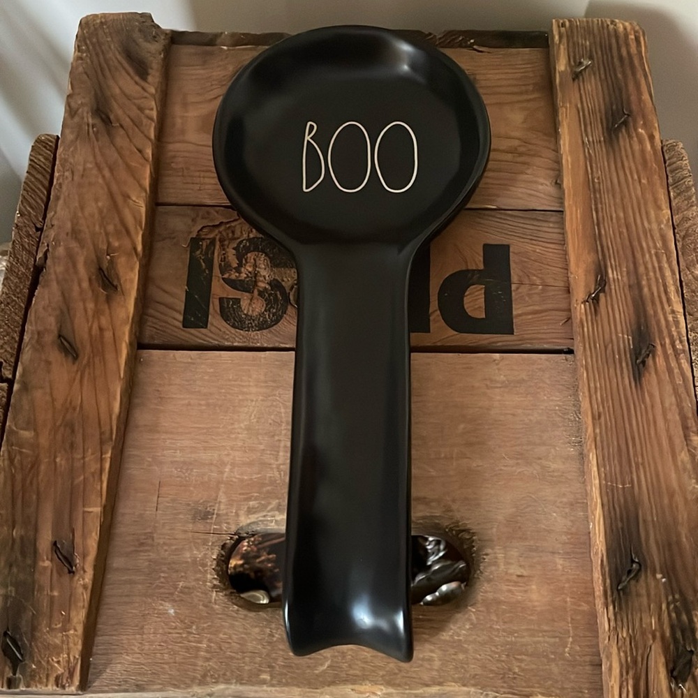 Flat Black Rae Dunn “Boo”‎ Rest